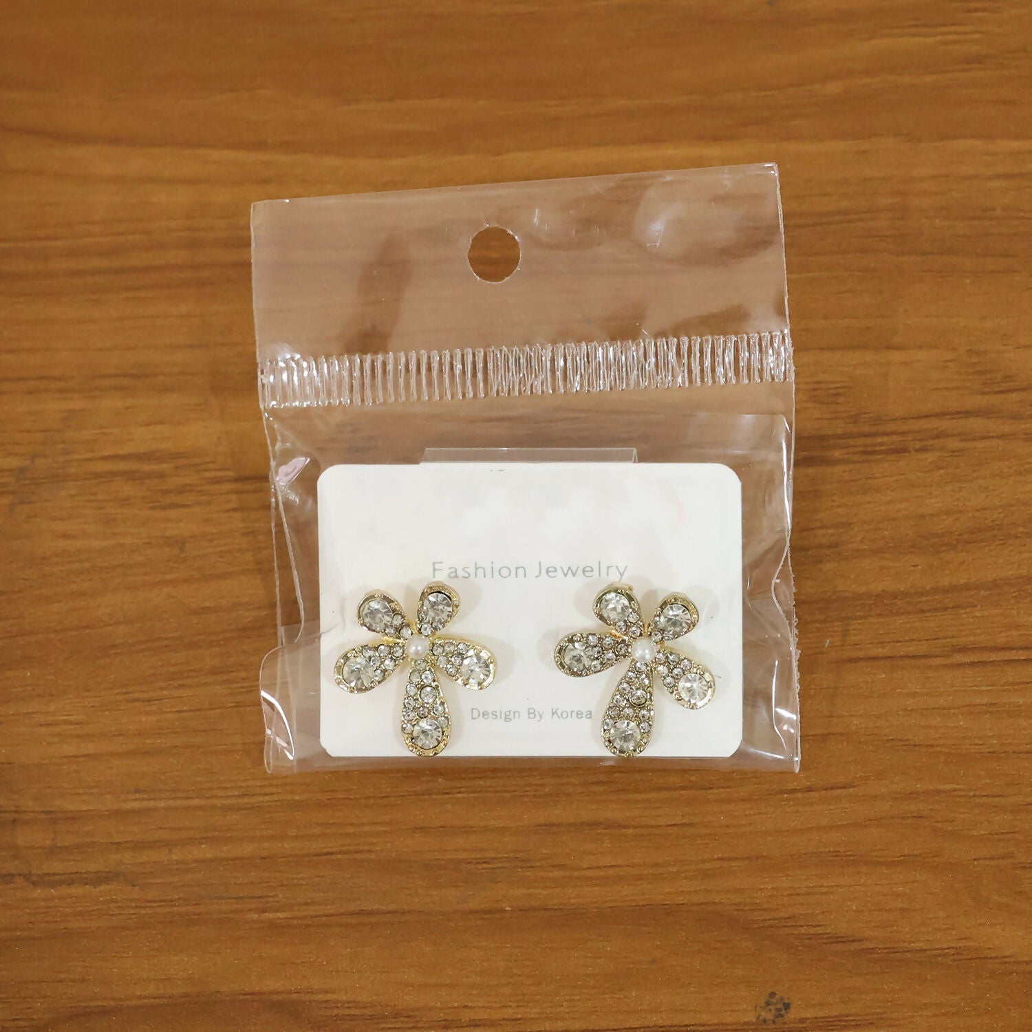 Elegant Crystal Flower Design Stud Earrings for Women and Girls Party Wear