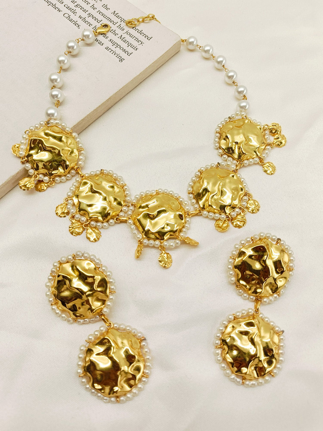 Aafreeda Golden Antique Choker Set - qivii