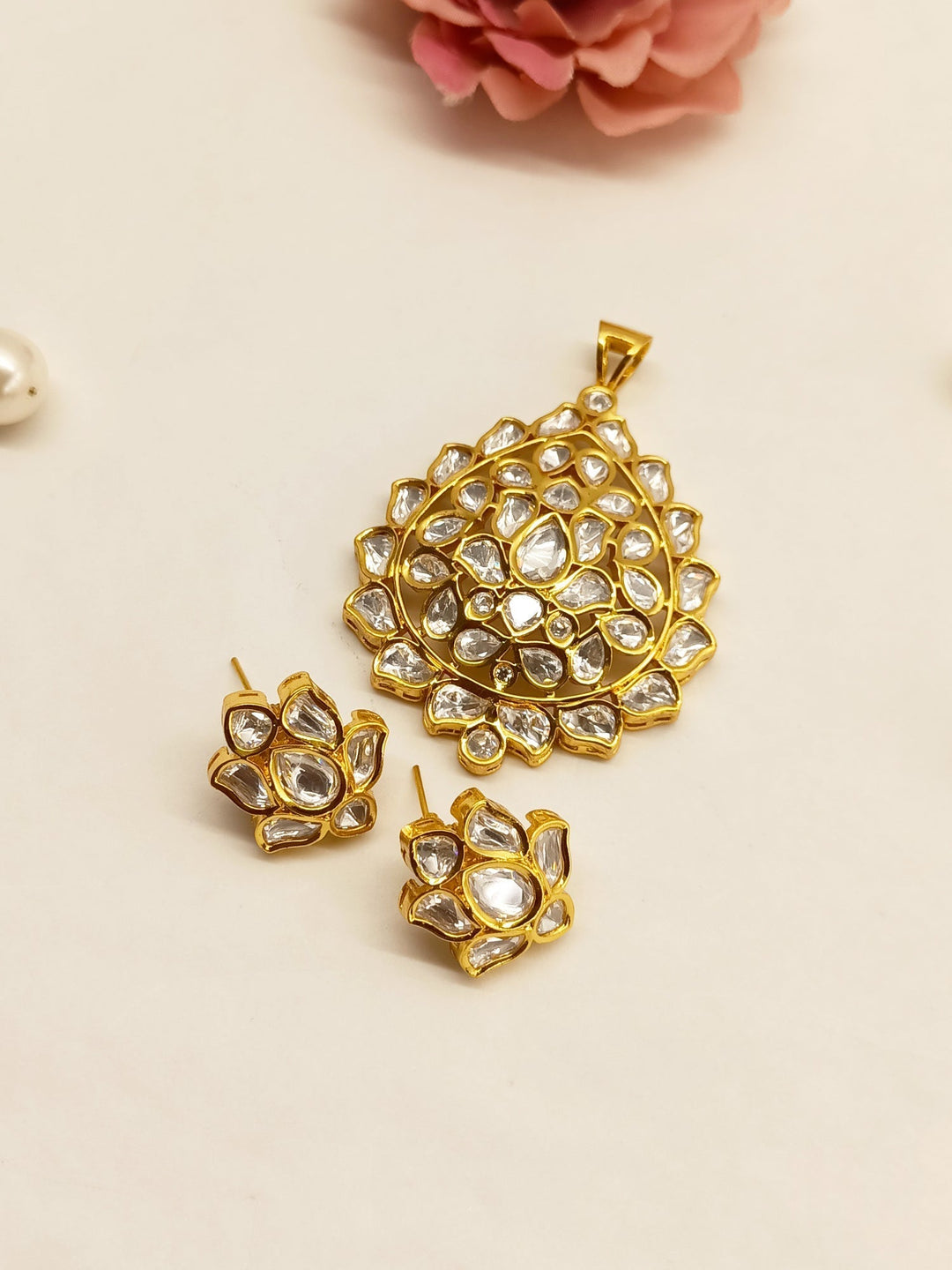  Elegant Pranshi White Kundan Pendant Set featuring intricate kundan setting and gold-plated brass metal 