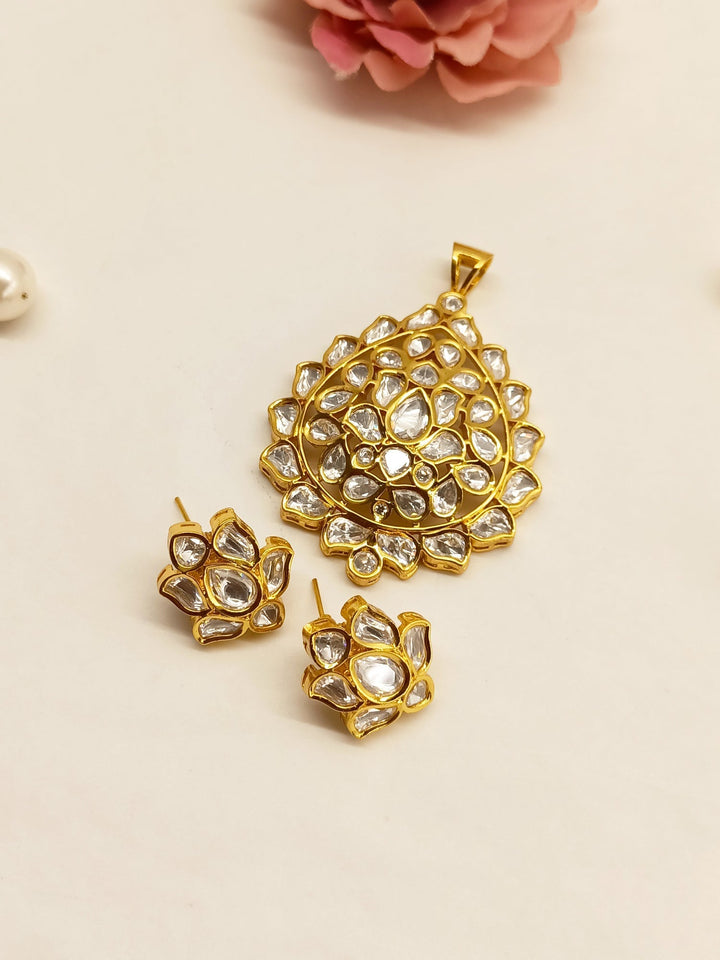 Elegant Pranshi White Kundan Pendant Set featuring intricate kundan setting and gold-plated brass metal 