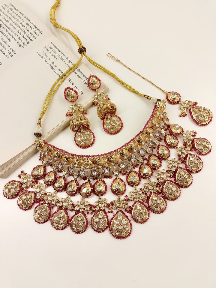 Exquisite necklace set with Kundan stones and gold plated brass metal