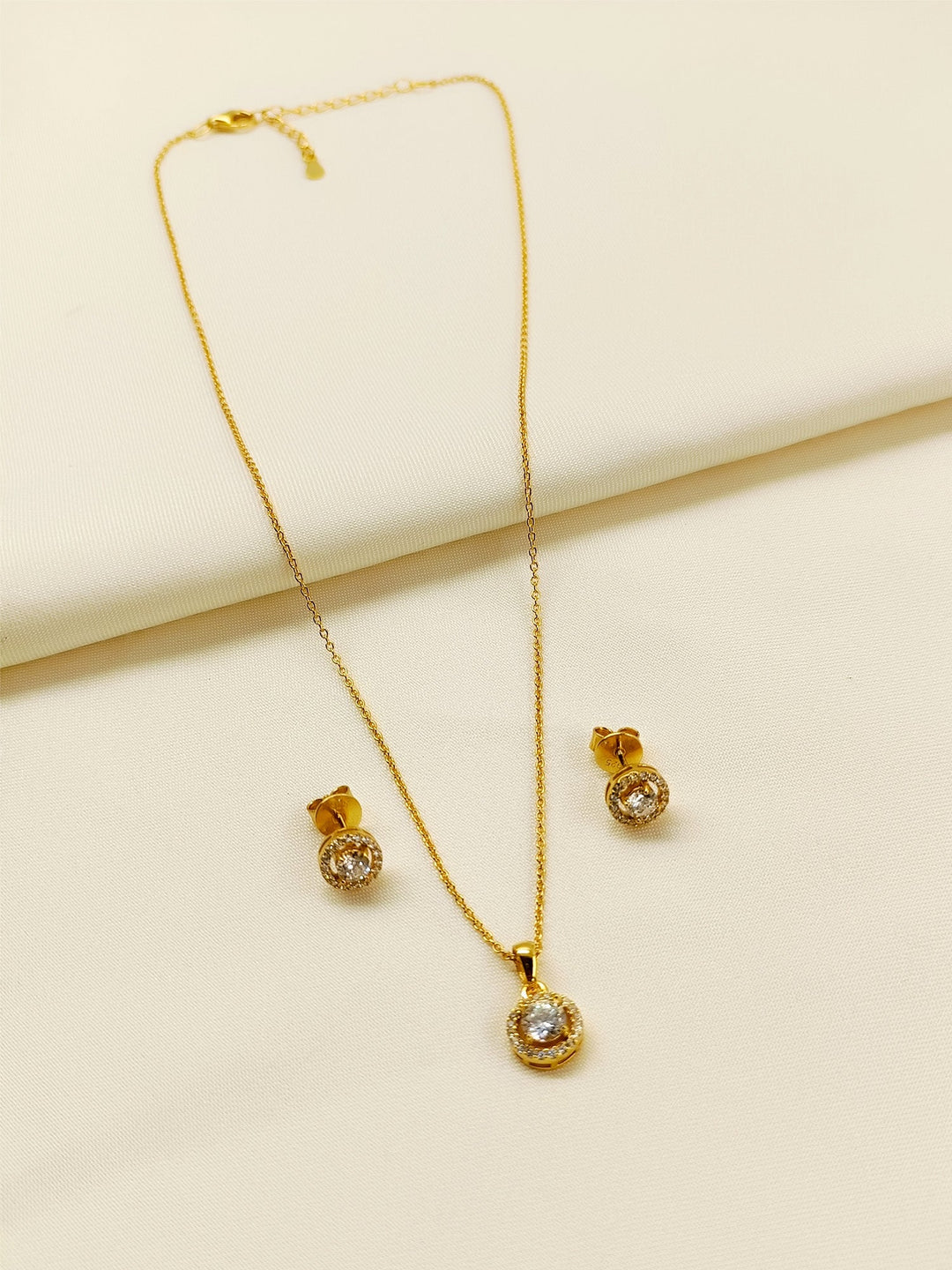 Ishmita 92.5 Silver Swarovski Stone Pendant Set - qivii