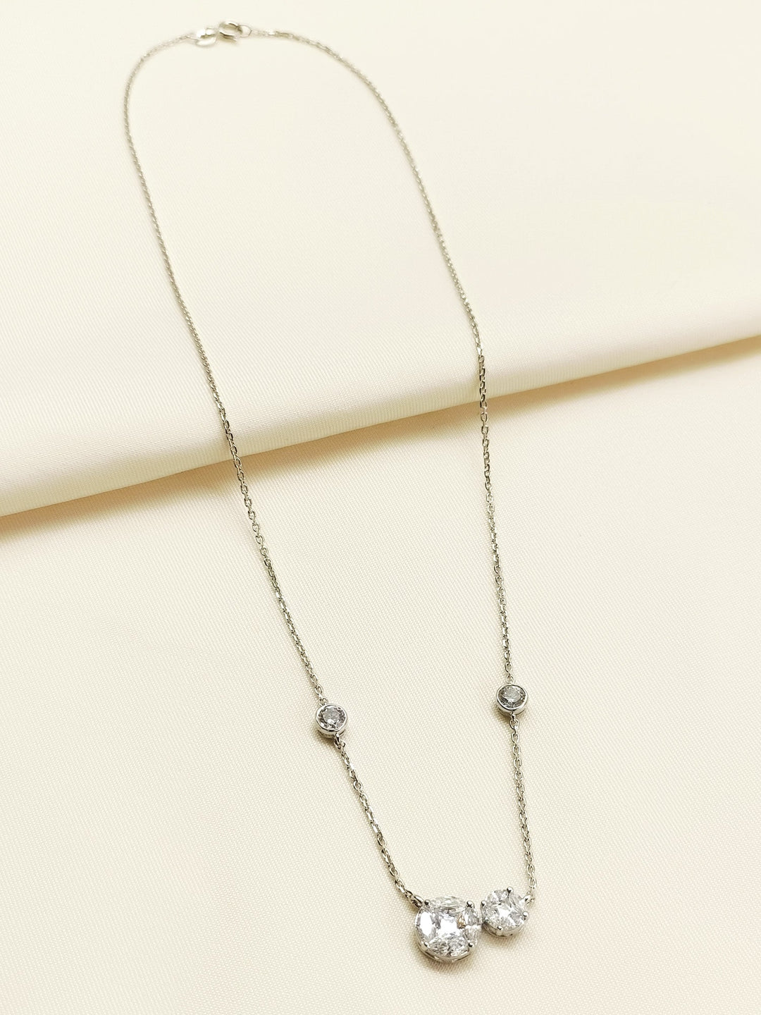 Urvita 92.5 Silver Swarovski Stone Pendal - qivii