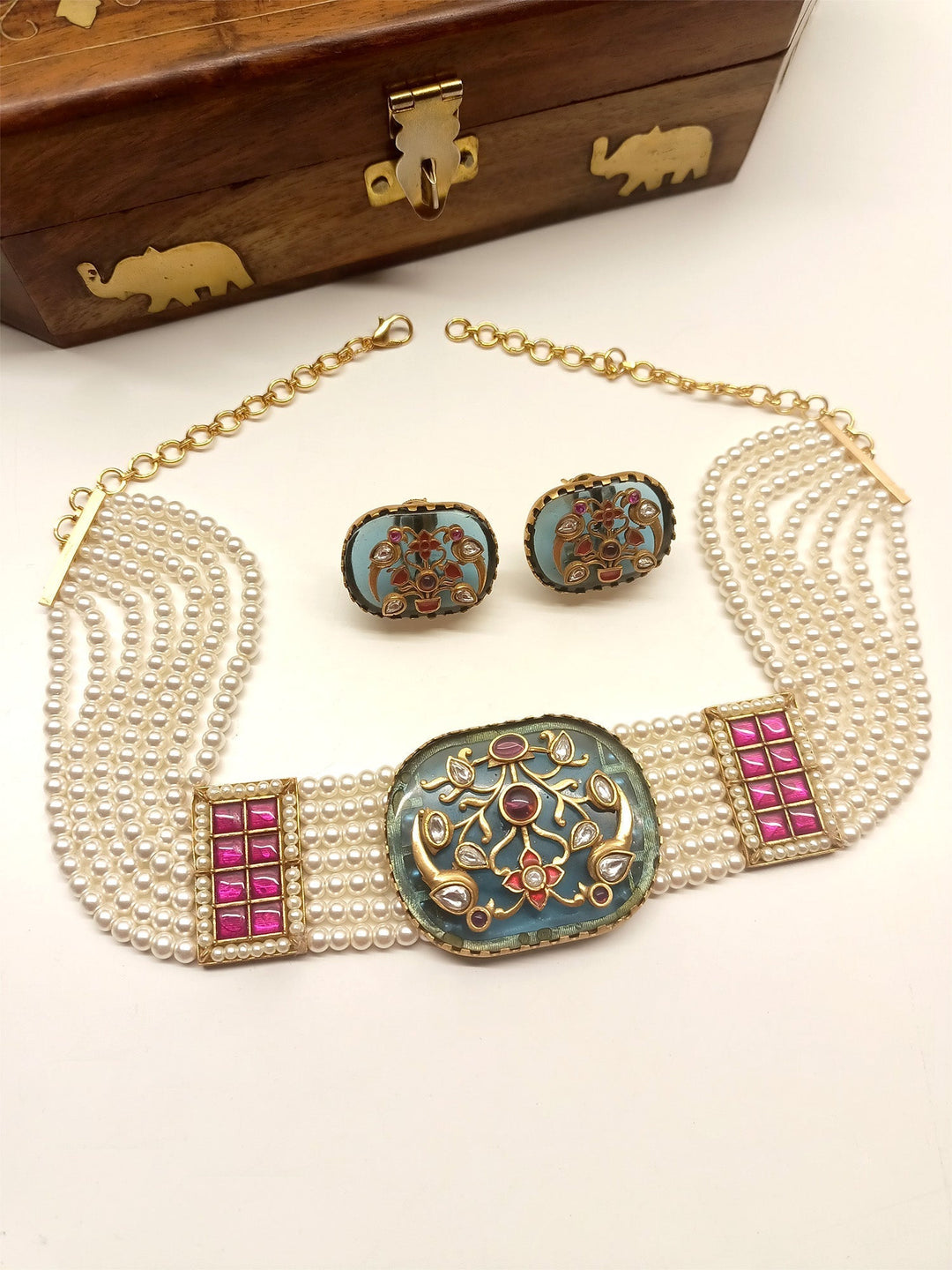  Eye-catching clip-on choker set perfect for any occasion 