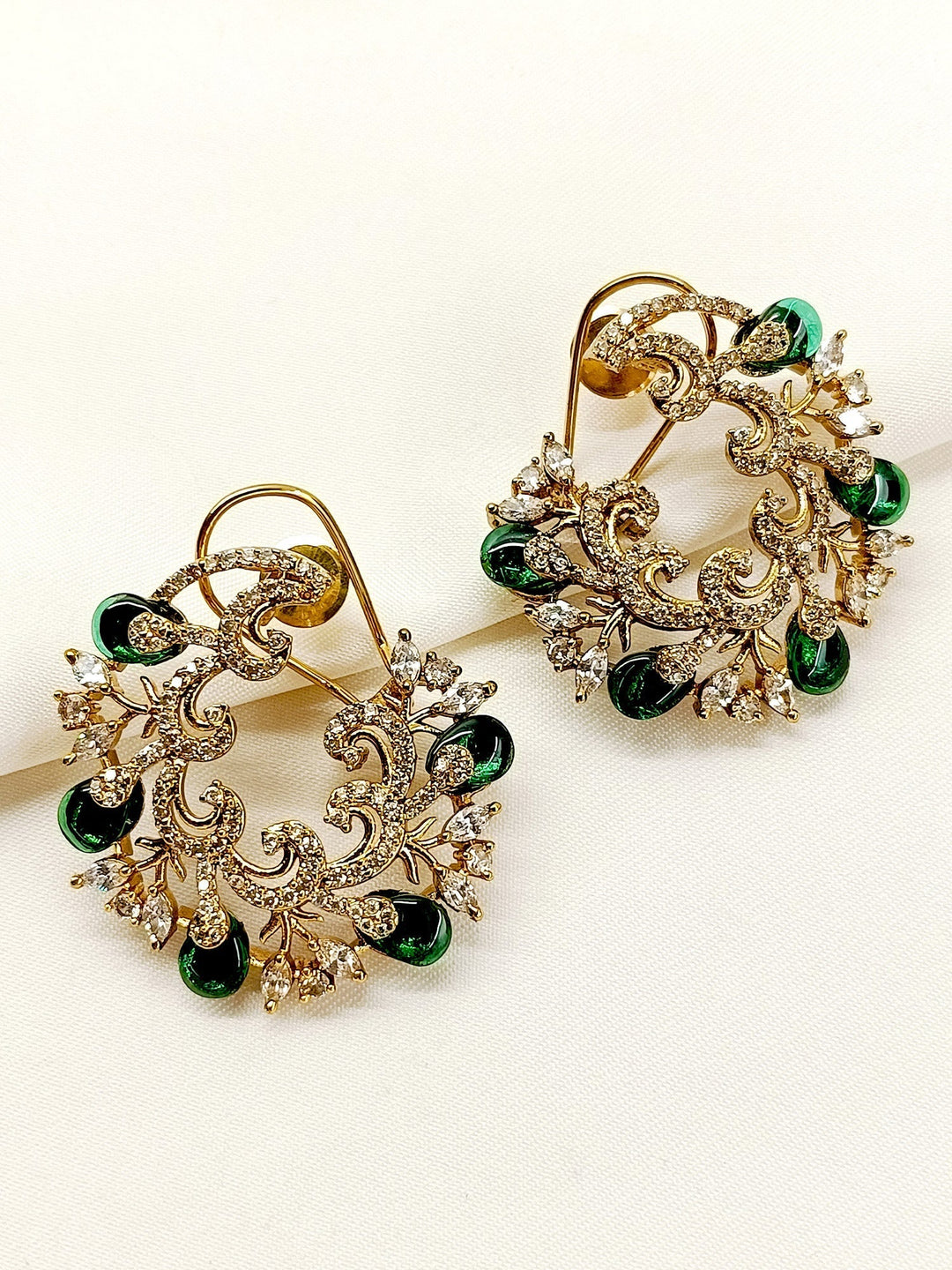 Experience the timeless elegance of our Mantania Green Kundan Tops, meticulously crafted with traditional techniques and gold plated brass metal Elevate your style with these exquisite earrings Must-have for any occasion