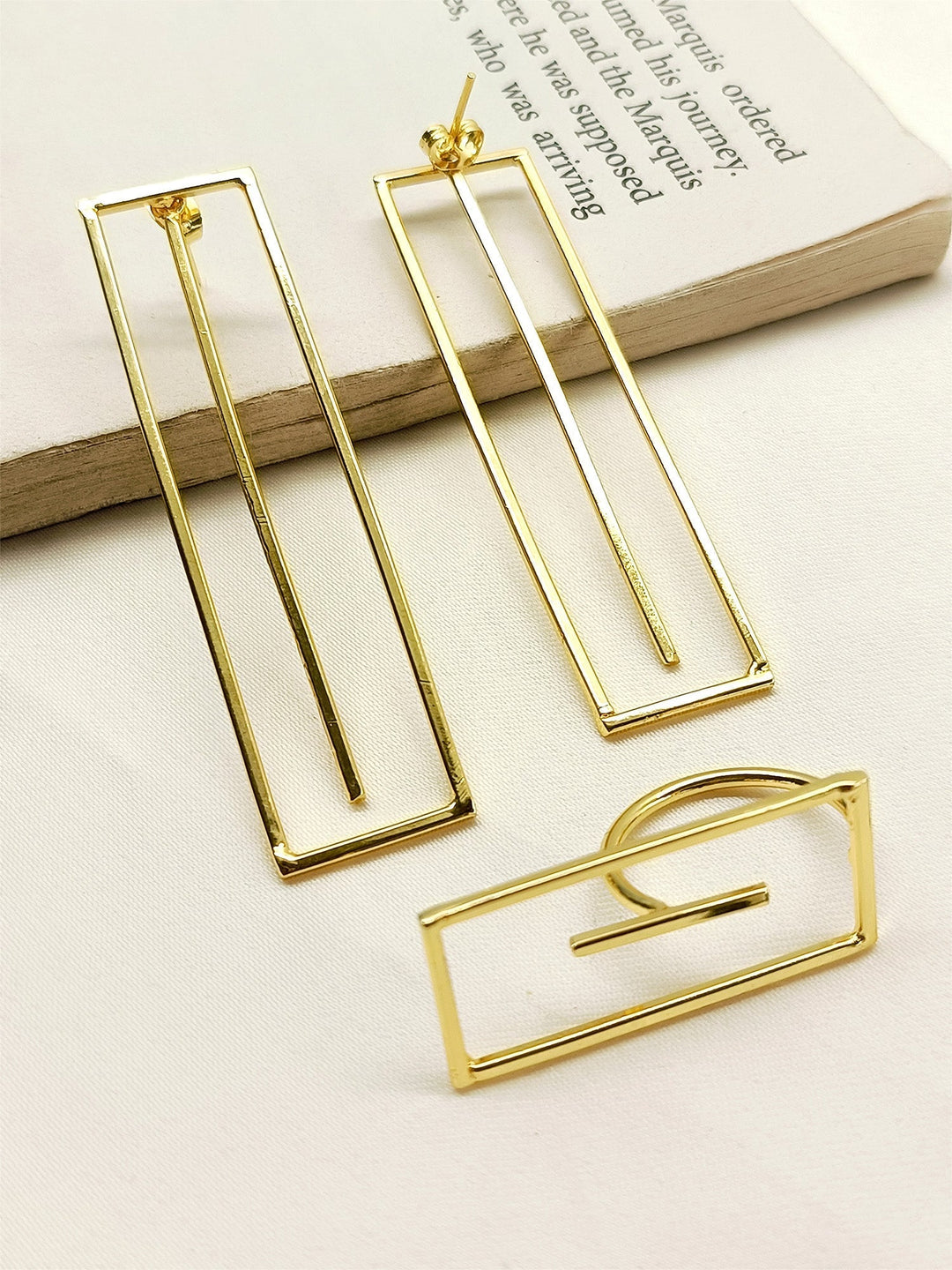 Sureeli Golden Western Earrings With Finger Ring - qivii