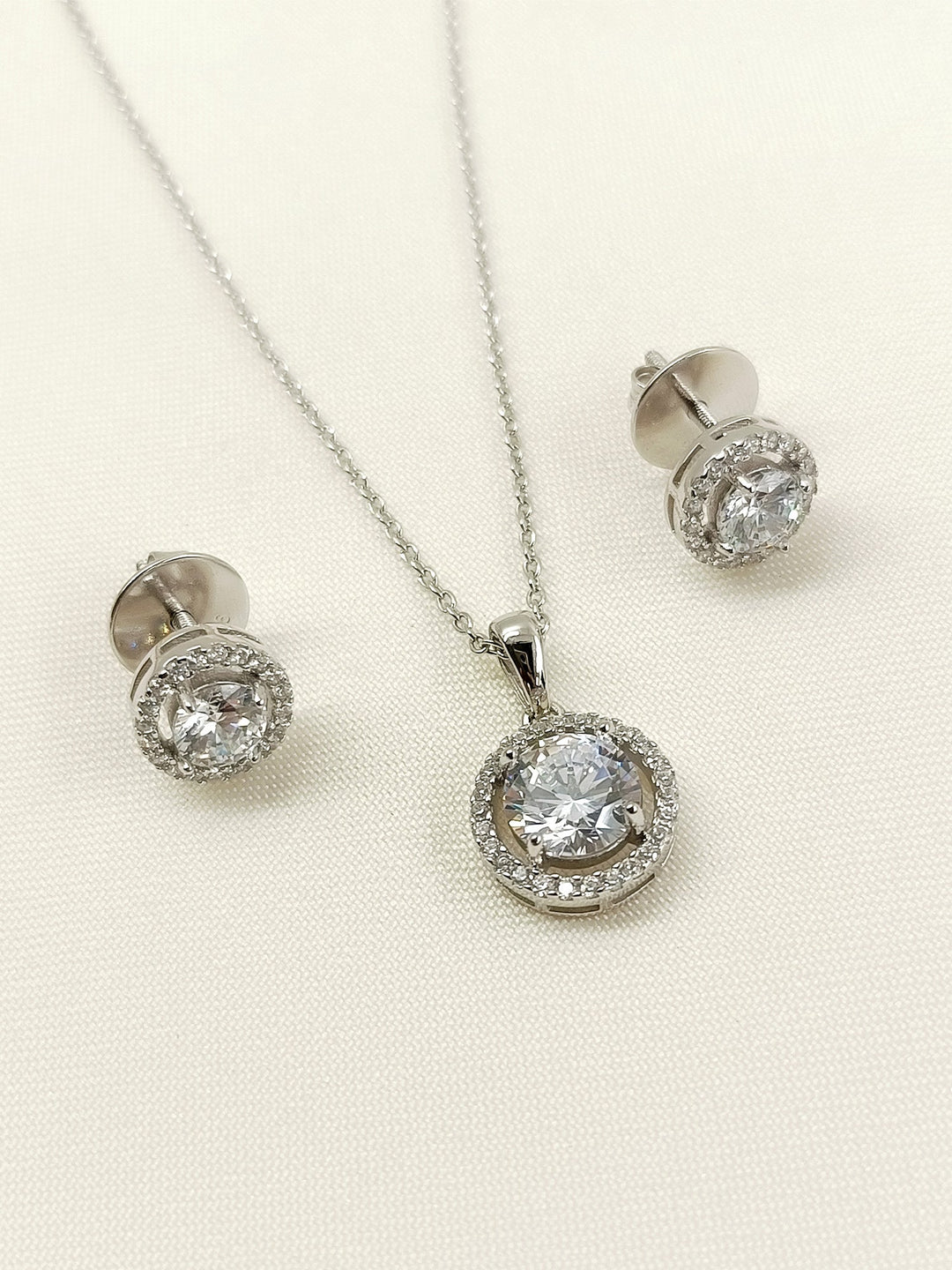 Gleaming 92.5 Silver Swarovski Stone Pendant Set - qivii