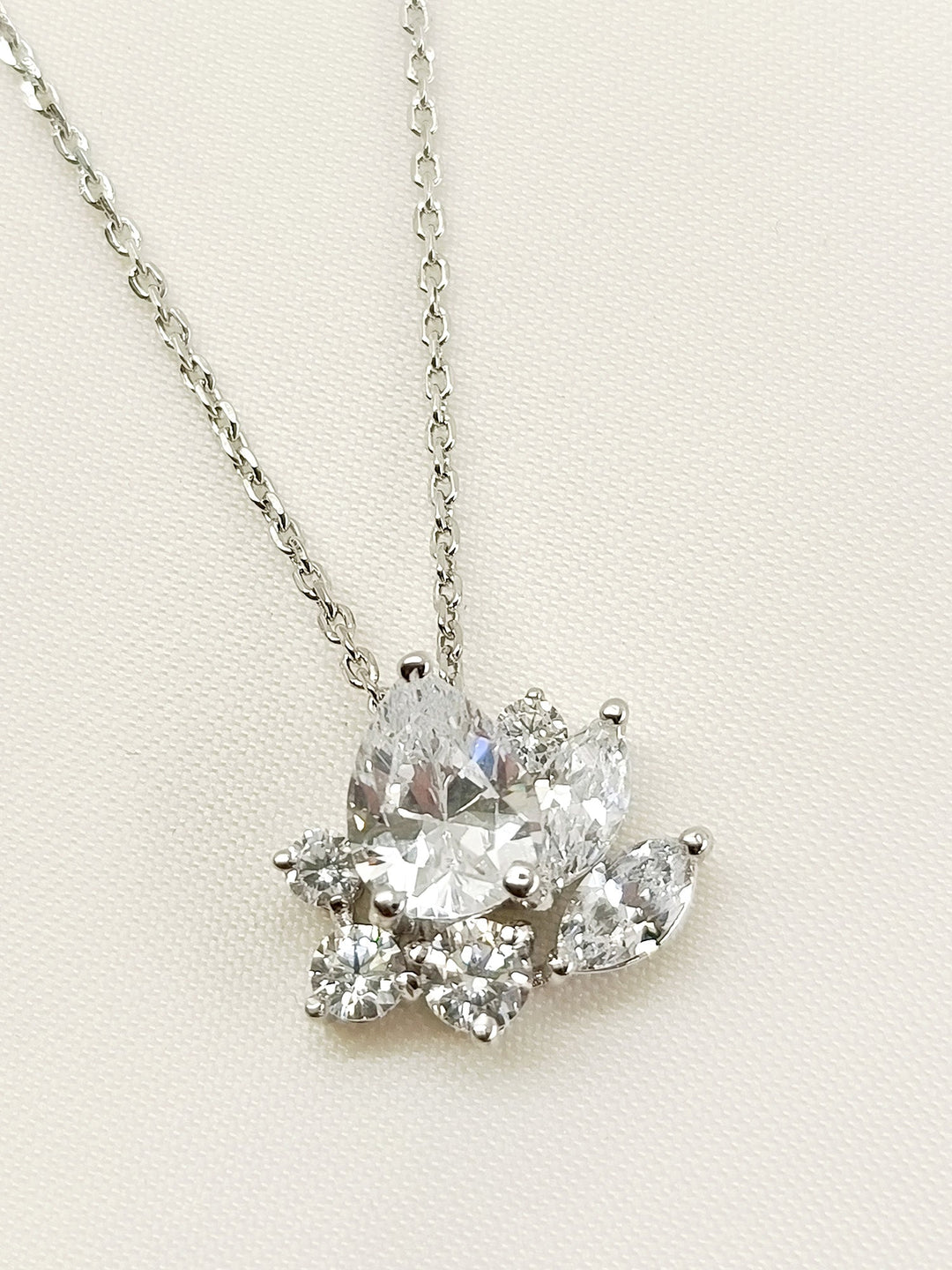 Moni 92.5 Silver Swarovski Stone Pendal - qivii