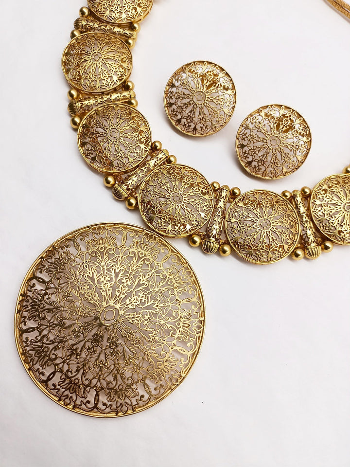  Intricate filigree detailing on antique gold jewelry set 