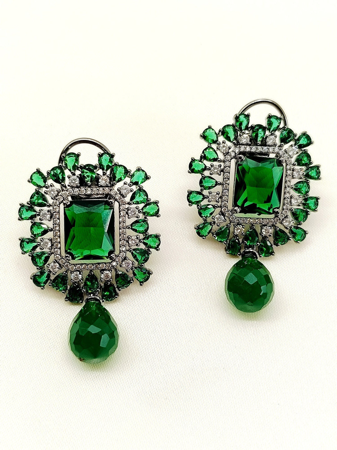  Stunning green Victorian earrings made with black polish brass metal and delicate green beads for a touch of elegance and sophistication