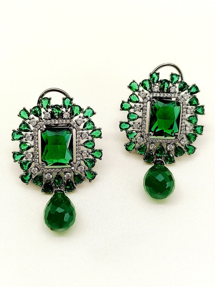  Stunning green Victorian earrings made with black polish brass metal and delicate green beads for a touch of elegance and sophistication