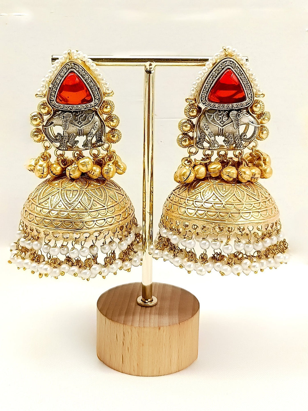 Elevate your ethnic attire with these boutique Jhumkis