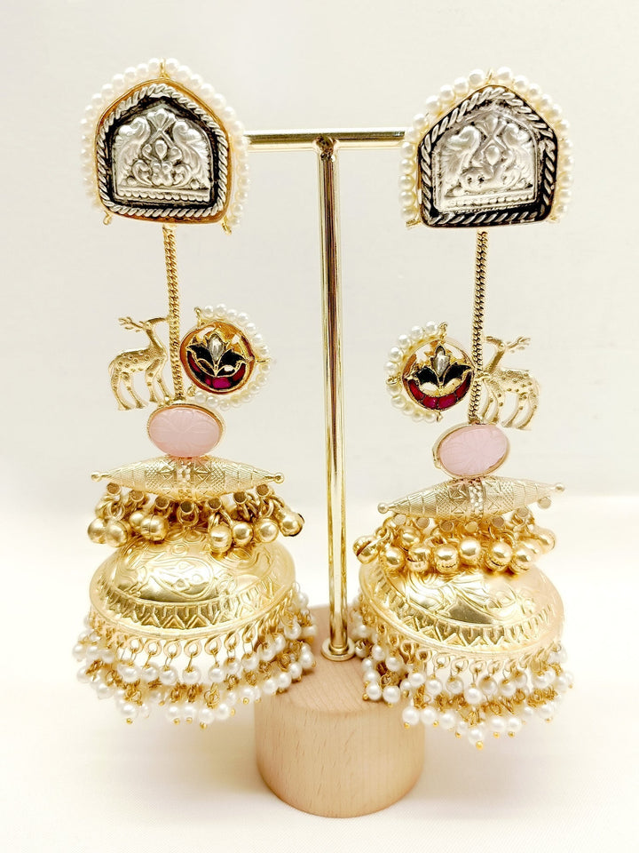 Must-have for any occasion, our Aakanksha Multi Colour Boutique Jhumki exudes elegance and traditional charm