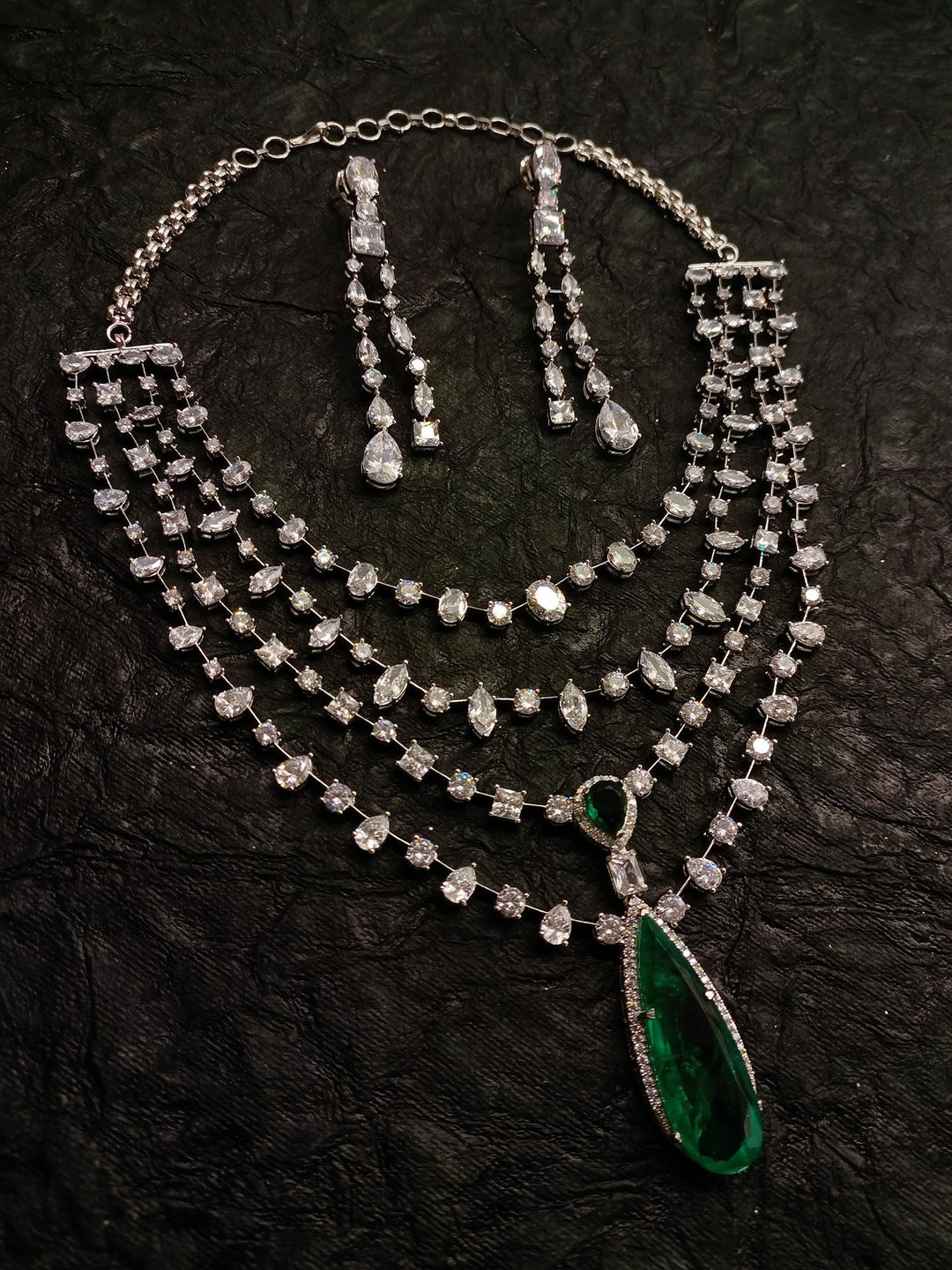 Elegant and sophisticated set with a perfect blend of emerald stone and American diamonds