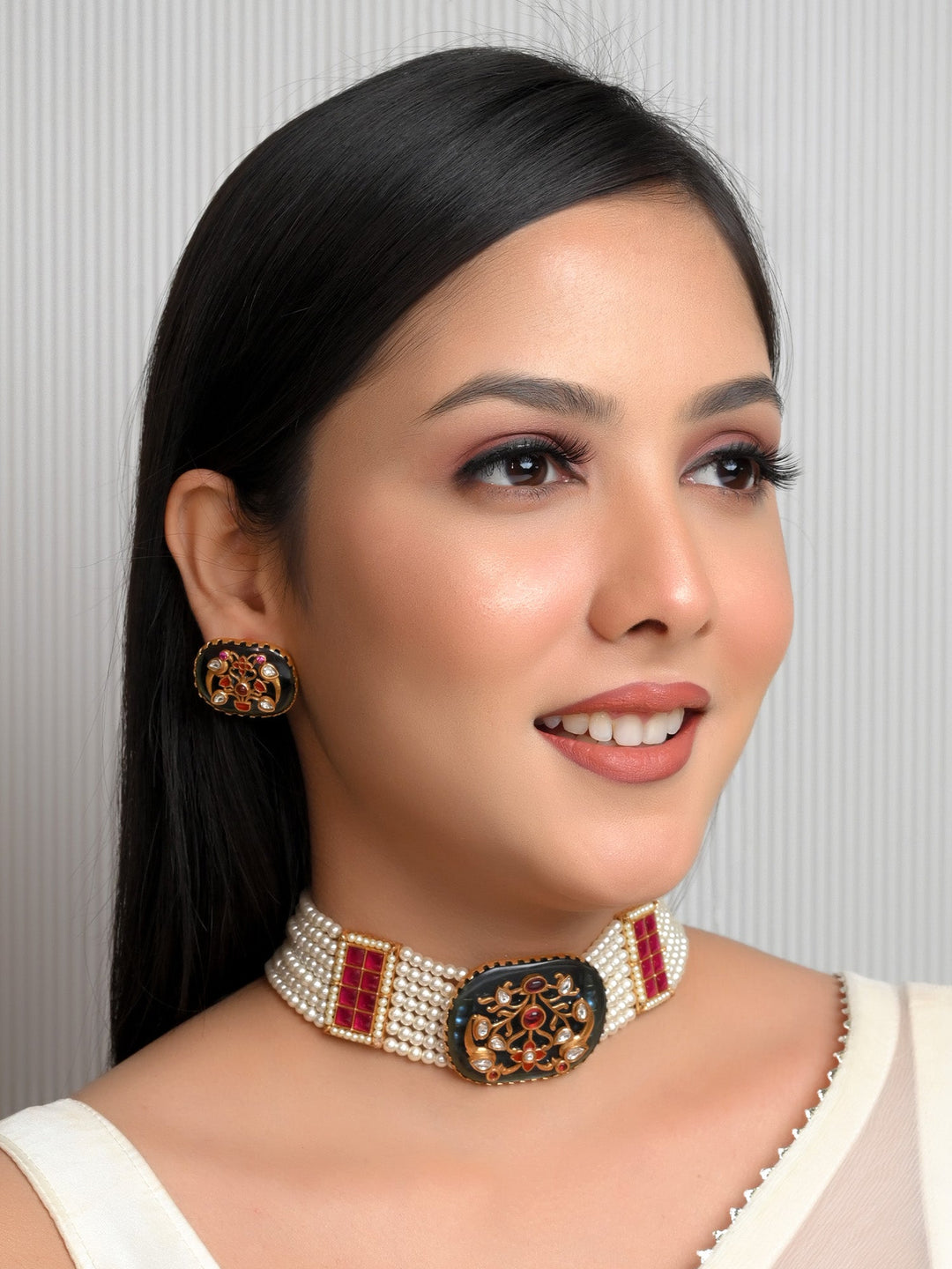 Gold plated brass metal choker with captivating pearl chain design 