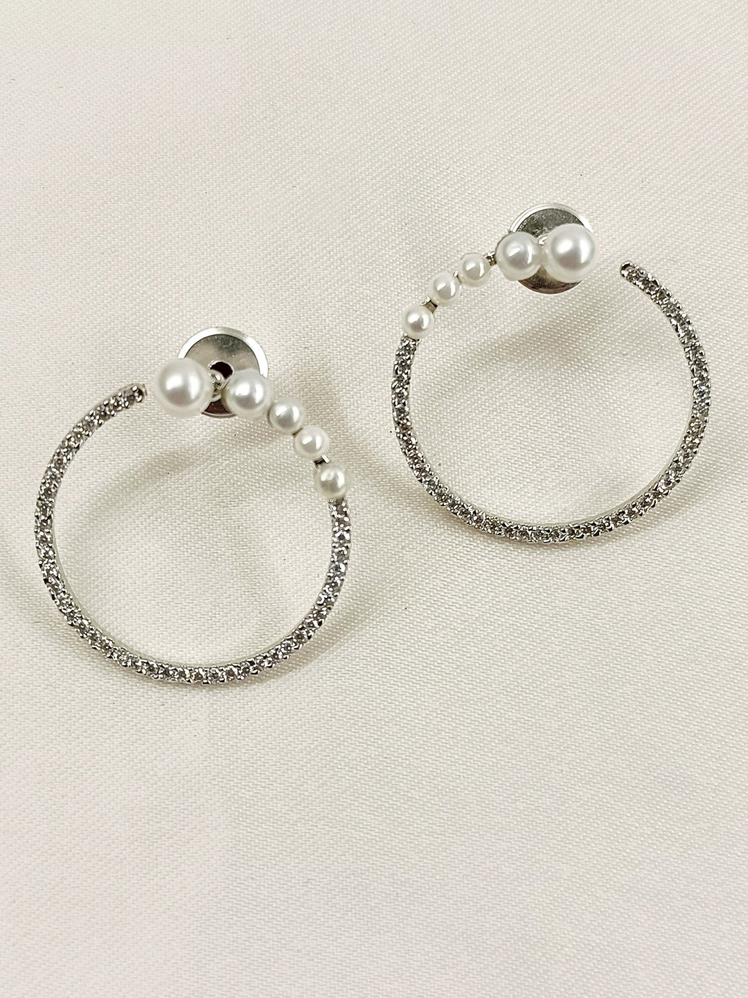 Elegant and sophisticated earrings with white American diamond and silver plated brass metal