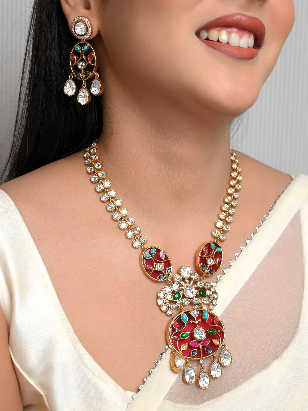  Traditional necklace set with natural pearl for a stunning and impressive look 