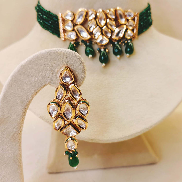 Exquisite Kundan Choker Featuring Green Beads and Dangling Green Decorations