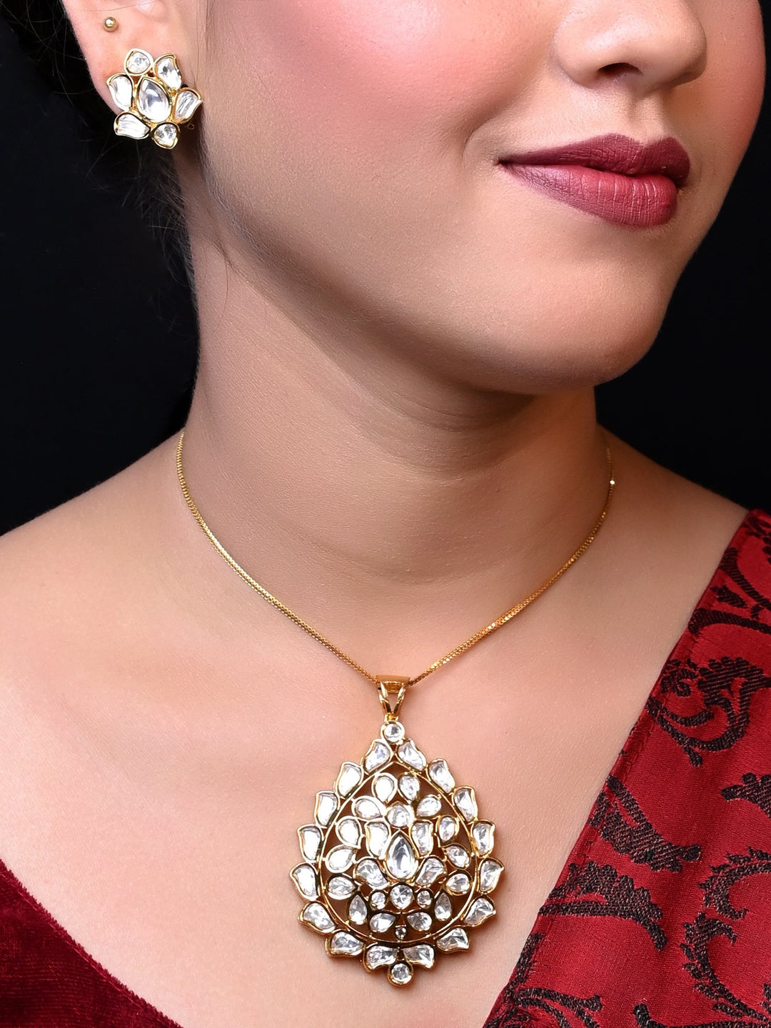  Beautifully crafted Pranshi White Kundan Pendant Set with intricate kundan setting and gold plating 