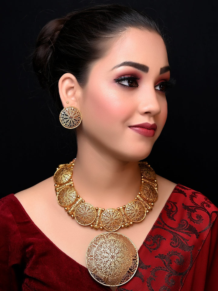 Gold-plated brass metal set with filigree work and round tops 