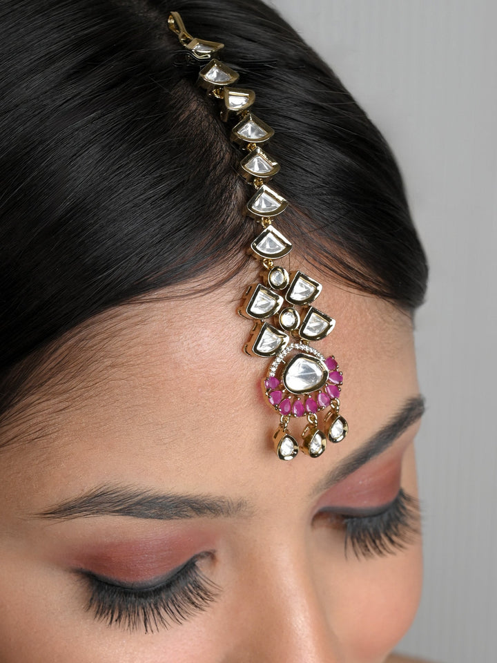 Sparkling polki stones and brass metal for a stunning look