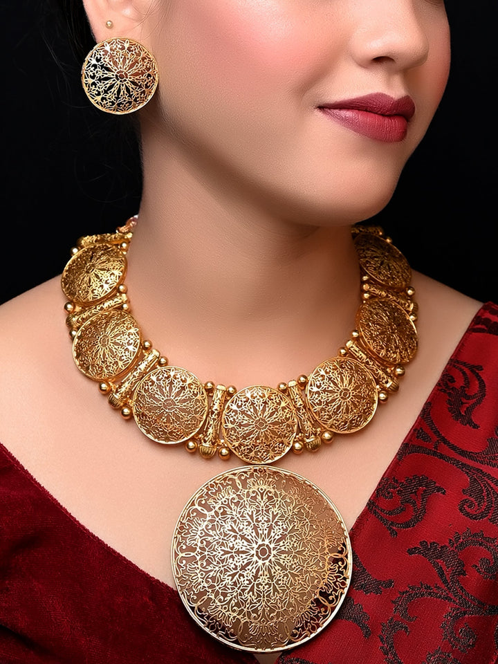  Antique gold filigree set with traditional design 