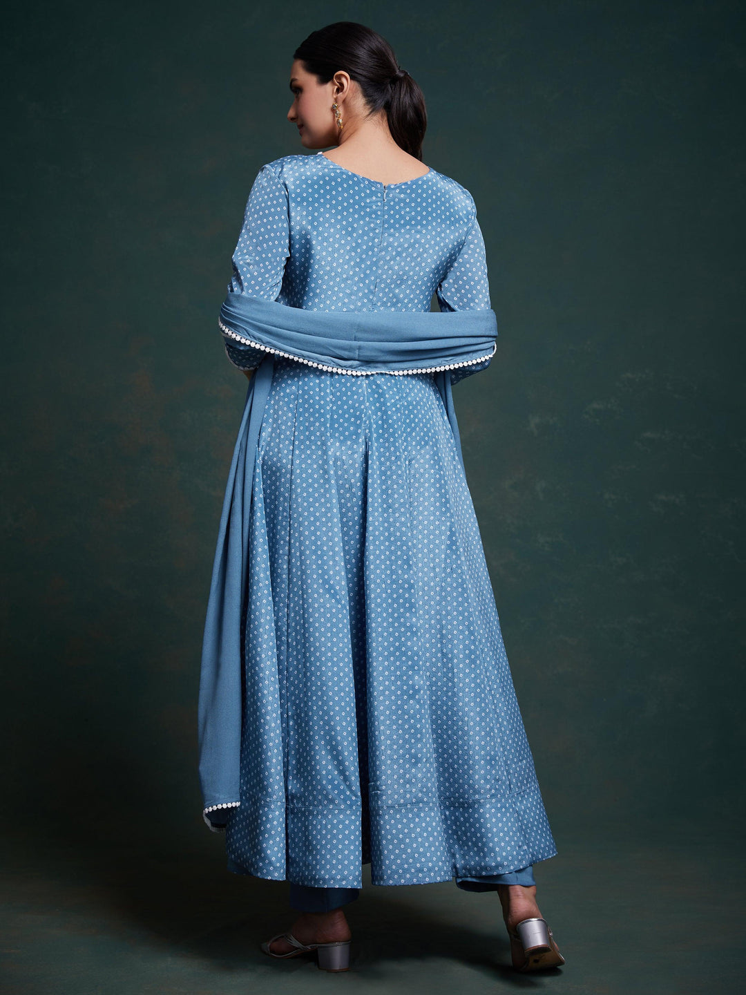 Georgette dupatta adds sophistication to the ensemble