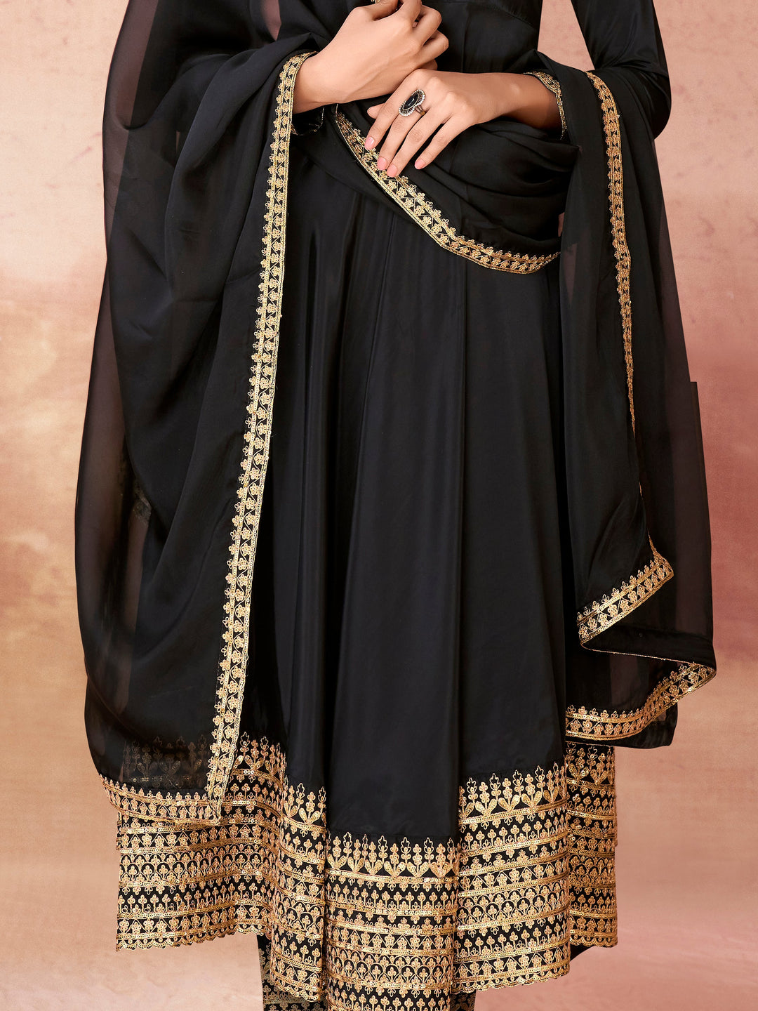 Designer lace work on the dupatta for an elegant look