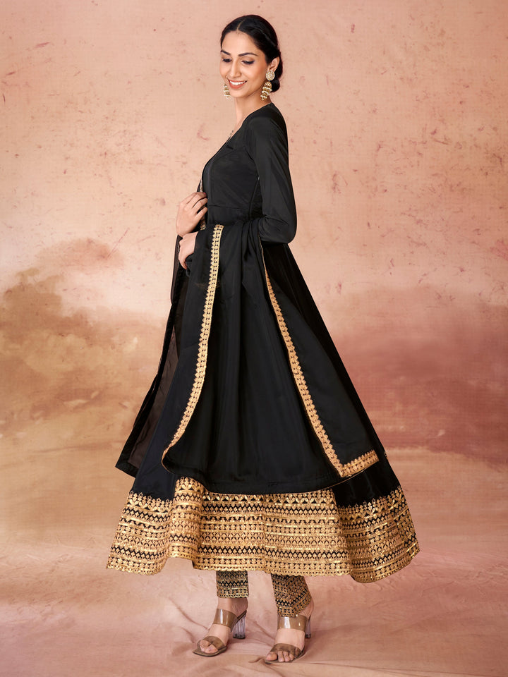 Matching crepe pants and beautifully crafted organza dupatta