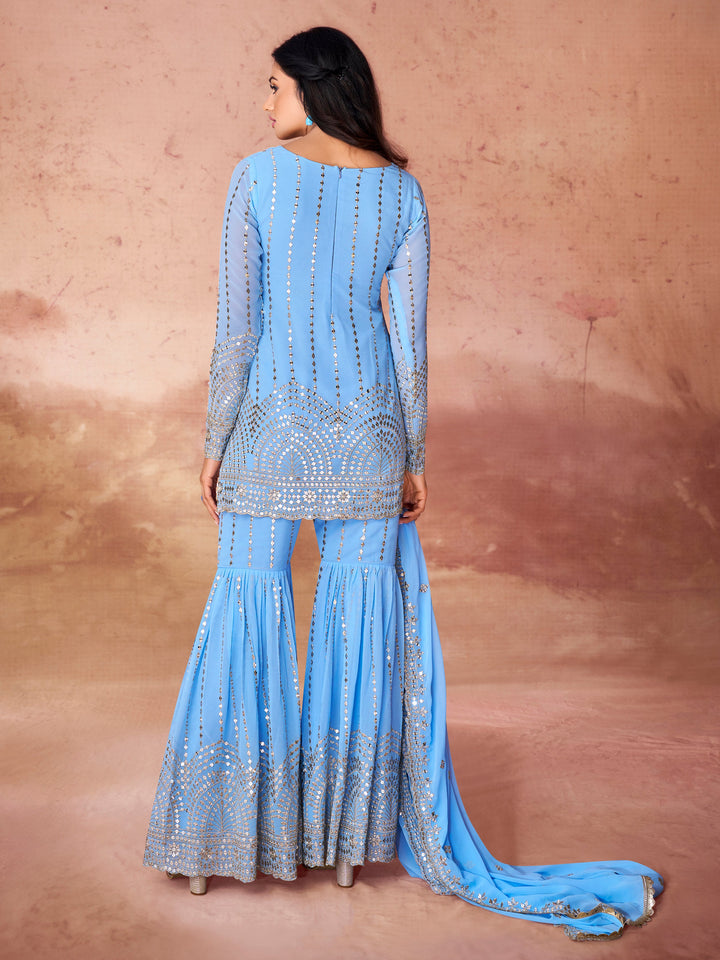 मनोरंजन, त्योहार और विशेष अवसरों के लिए आदर्श सूट की तस्वीर