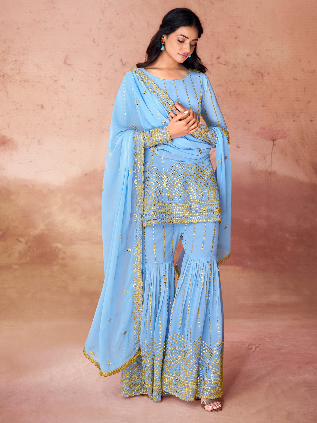 स्काई-नीले सीक्विन्स से भरपूर जॉर्जेट शरारा सूट की तस्वीर