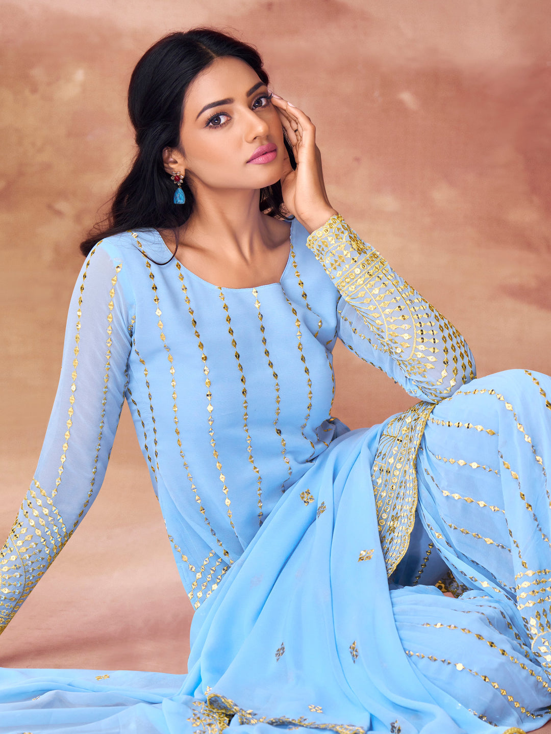 डिज़ाइनर लेस काम से सजी दुपट्टे वाली तस्वीर