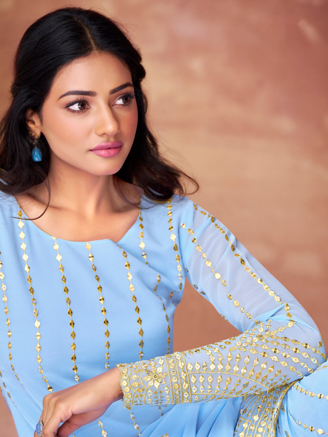 साइज़ XS और XXL में उपलब्ध शारारा सूट का चित्र