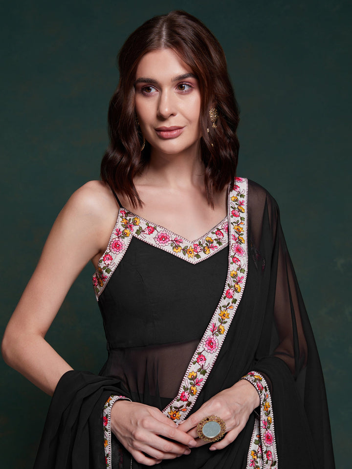 Exquisite border lace work on the coordinating dupatta alt text