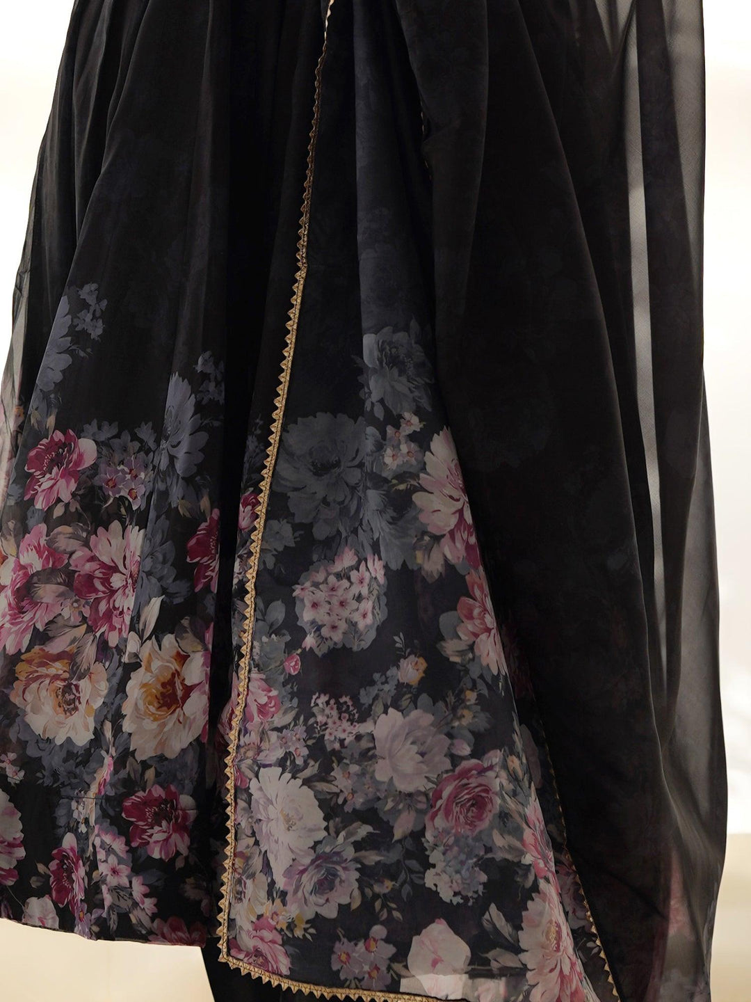 Slight color variation may occur due to photographic reasons