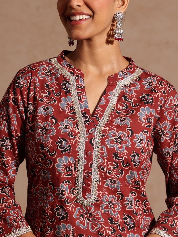 Janasya Women's Maroon Pure Cotton Floral Printed Straight Kurta Set - qivii