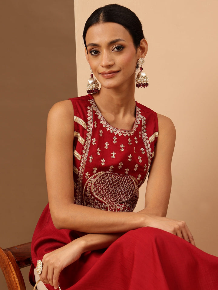 Janasya Women's Red Silk Blend Zari Embroidered Straight Kurta - qivii