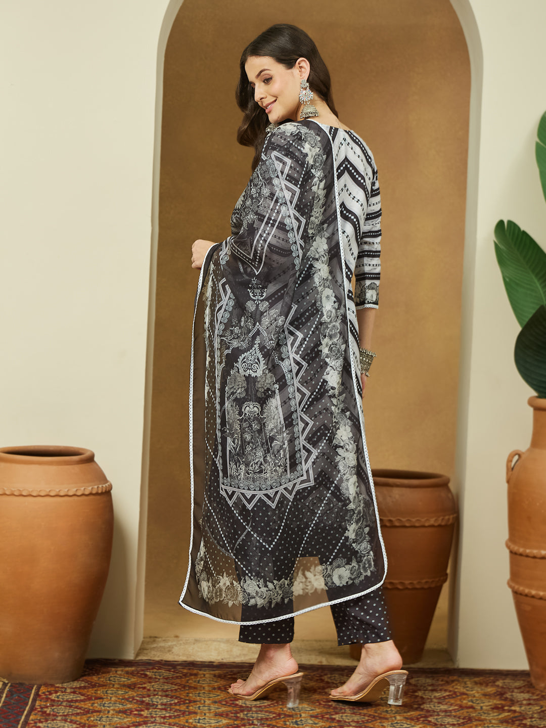 Janasya Women's Black Cotton Blend Floral Printed Straight Kurta Set