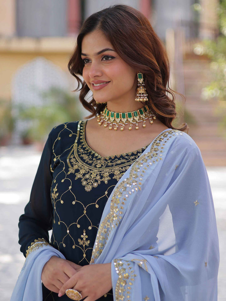 Slight color variation may occur due to photographic reasons