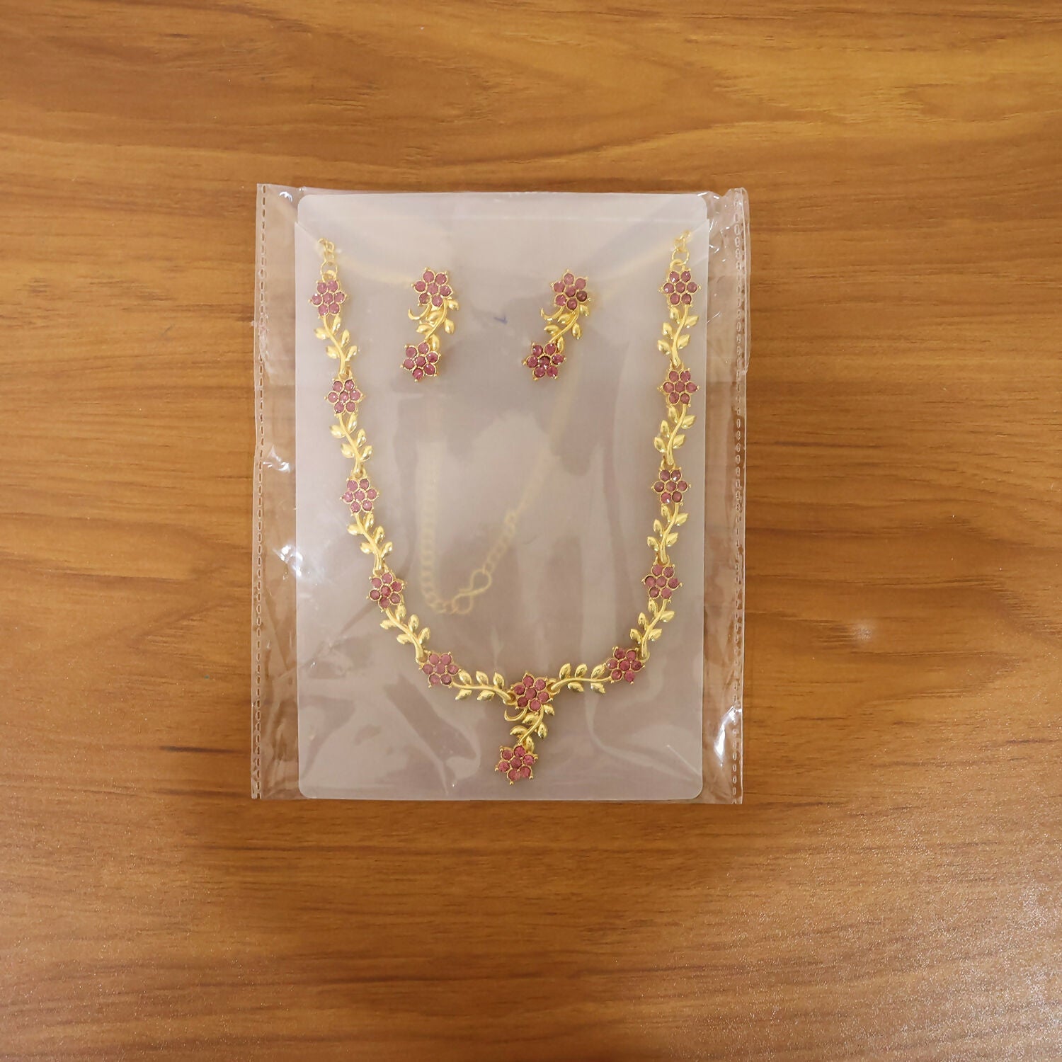 Everlasting Bloom V-Necklace with Ruby Floral Design and Elegant Gold Detailing,The Crimson Vine Collection (Geri Lal Bel), Ruby Petals Harmony Set, Nature’s Bloom Red Necklace, Garnet Glint Set, Floral Splendor ruby set