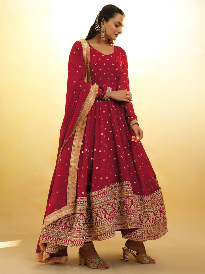 Elegant and versatile suit for festivals and events