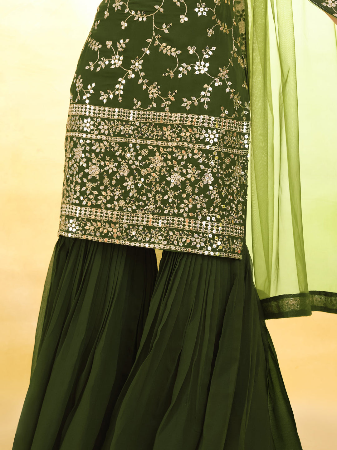  Slight Color Variation May Occur Due to Photographic Reasons 