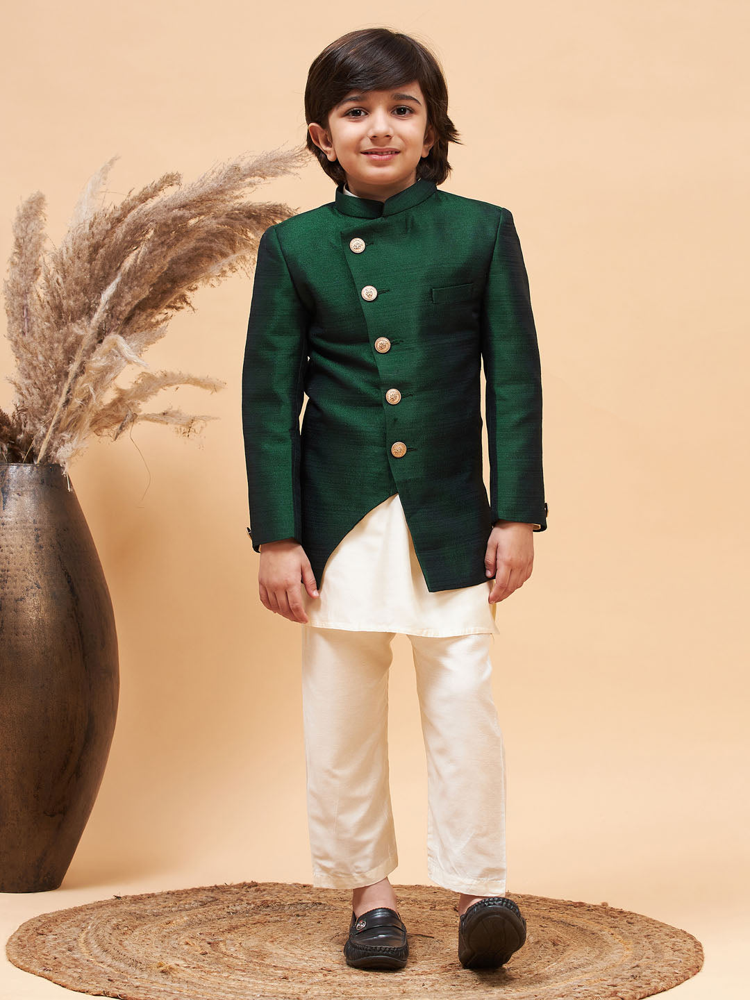 VASTRAMAY Boy's Green Indo Western Jacket With Cream Kurta And Pyjama Set - qivii
