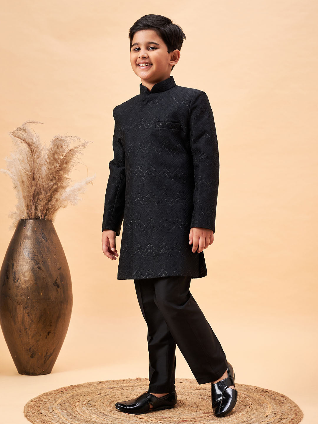 VASTRAMAY Boy's Black Glitter Indo Western Sherwani Set - qivii