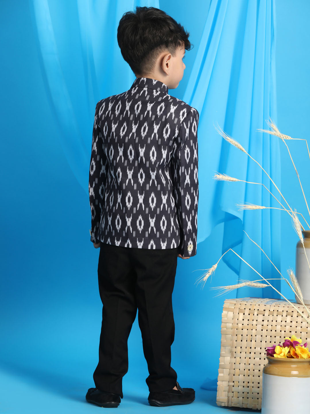 VASTRAMAY Boy's Black  Ikkat Print Traditional Jodhpuri - qivii