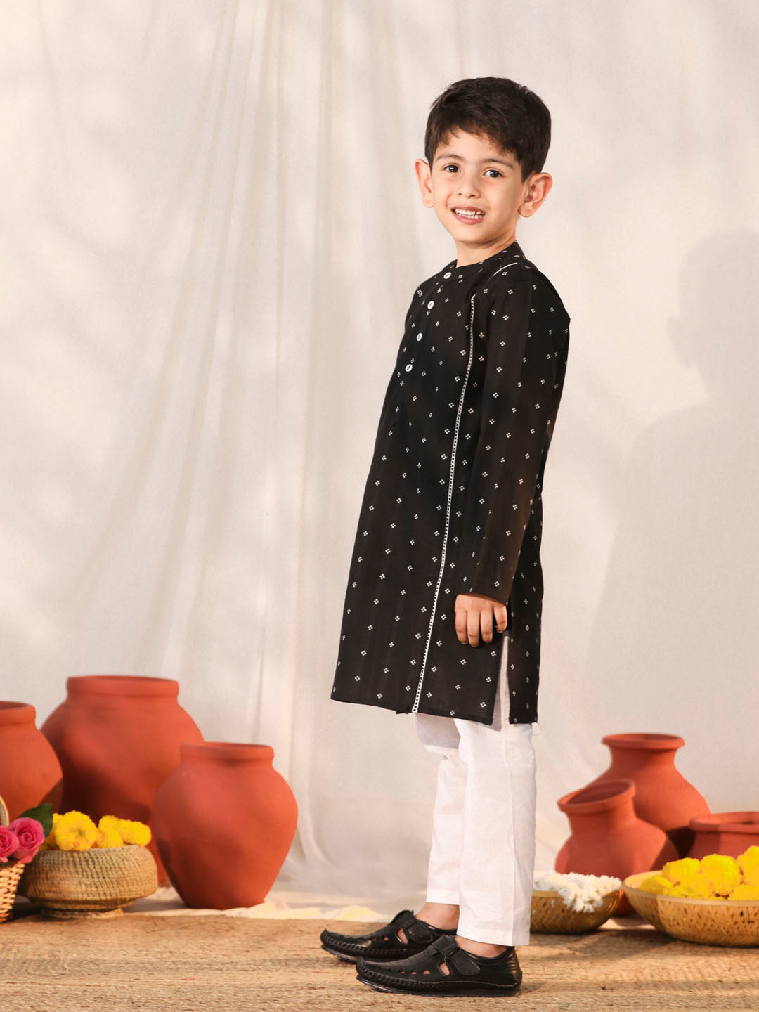 VASTRAMAY Boys' Black Kurta Pyjama Set - qivii