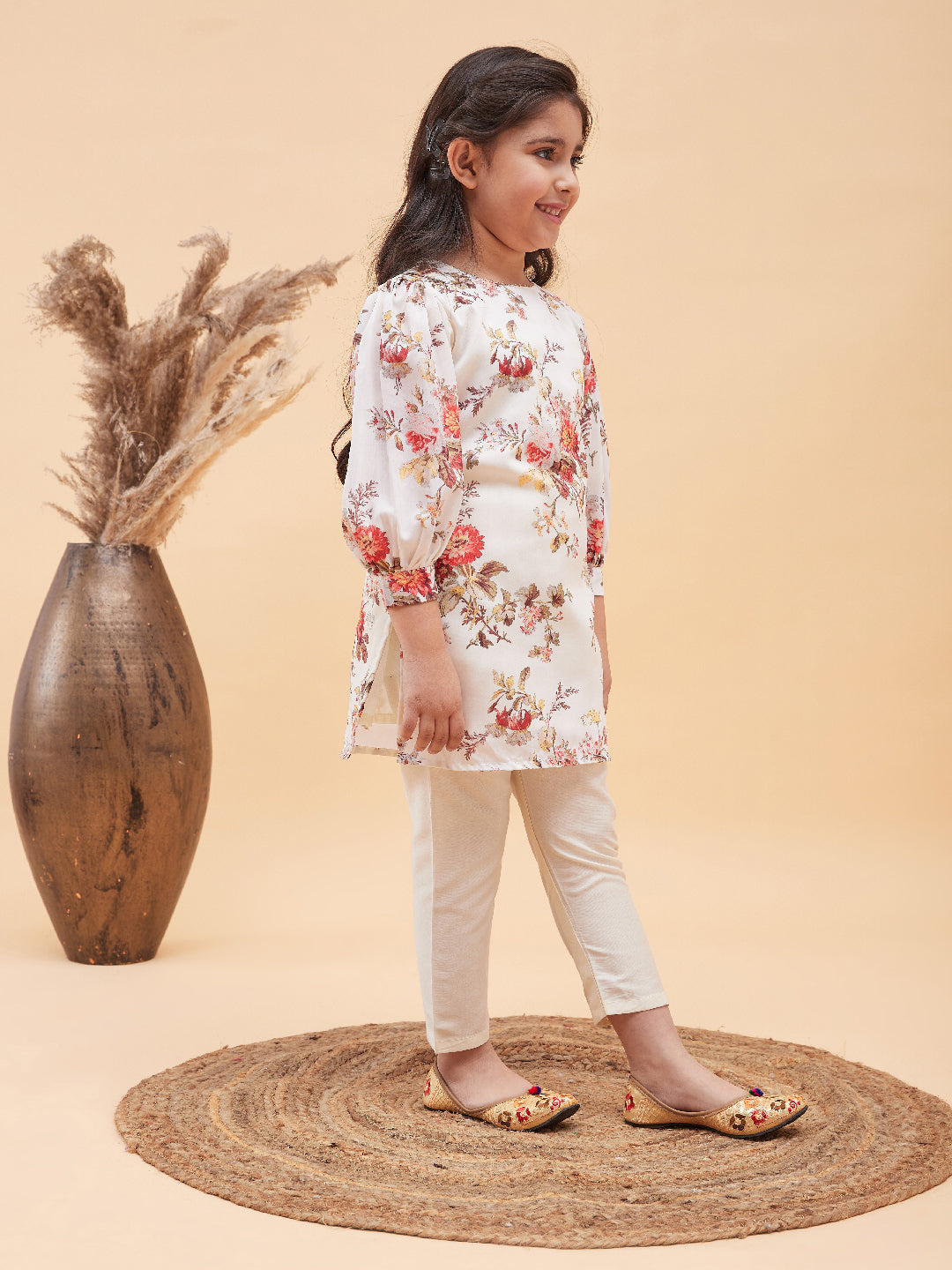 VASTRAMAY Girls Cream Floral Printed Kurta With Cream Pant Set - qivii