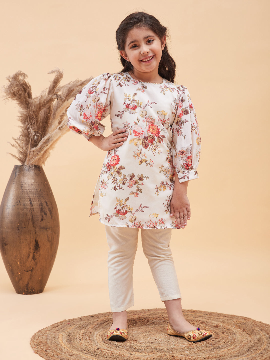 VASTRAMAY Girls Cream Floral Printed Kurta With Cream Pant Set - qivii