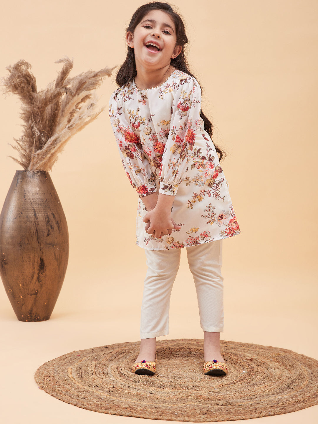 VASTRAMAY Girls Cream Floral Printed Kurta With Cream Pant Set - qivii