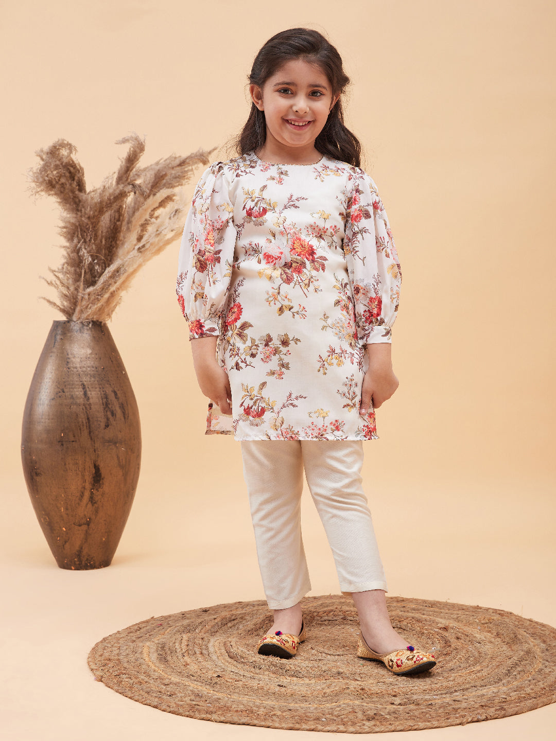 VASTRAMAY Girls Cream Floral Printed Kurta With Cream Pant Set - qivii